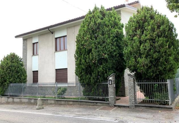 Casa Dusat In Accogliente Edificio Nel Centro Di Monforte Monforte D'Alba Luaran gambar